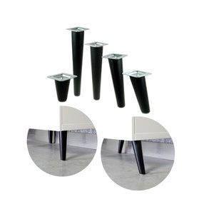 Könnte beinhalten: Vier schwarze, konische Möbelbeine mit einer silbernen Metallbefestigungsplatte. Die Beine sind in verschiedenen Größen dargestellt, wobei das kleinste Bein links und das größte Bein rechts ist. Die Beine sind auf weißem Hintergrund dargestellt.