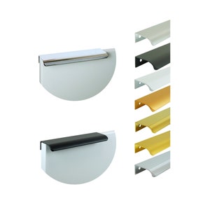 Könnte beinhalten: Ein Satz von acht Schrankgriffen in verschiedenen Ausführungen, darunter Chrom, Schwarz, Weiß, Gold und Messing. Die Griffe haben alle die gleiche Form, mit einem rechteckigen Sockel und einer abgerundeten Oberseite.