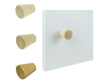 Ein kegelförmiger Knauf aus Buchen- oder Eichenholz, bestimmt für den Einbau in Möbel, Ersatz für IKEA-Möbel, moderner Naturknauf.