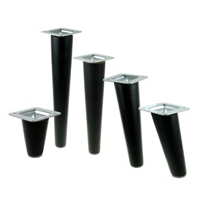 Può includere: Un gruppo di cinque gambe per mobili nere con finitura testurizzata. Ogni gamba ha una piastra di montaggio quadrata in metallo. Le gambe variano in altezza e conicità, adatte a vari mobili. Sfondo bianco.