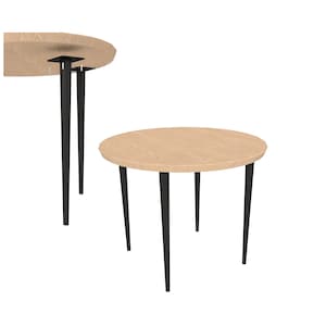 Könnte beinhalten: Ein runder Holztisch mit schwarzen Metallbeinen. Die Tischplatte ist hellbraun und hat eine Holzmaserung. Die Beine sind dünn und verjüngen sich leicht nach unten.