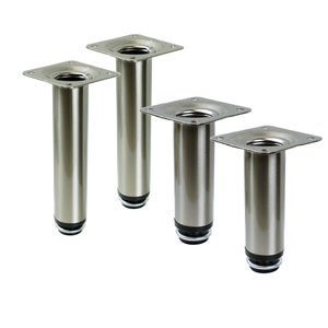 Pode incluir: Conjunto de quatro pés de mobiliário de metal prateado com placas quadradas. Cada pé tem uma almofada de borracha preta.