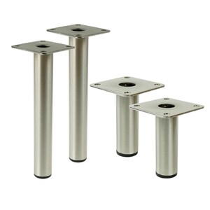 Può includere: Quattro gambe per mobili color argento con finitura in metallo spazzolato. Ogni gamba ha una piastra di montaggio quadrata con fori preforati e un corpo cilindrico. Le gambe variano in altezza, con piedini in gomma neri.