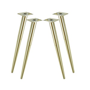 Può includere: Quattro gambe per tavolo in metallo dorato con base quadrata. Ogni gamba è alta circa 30 cm.