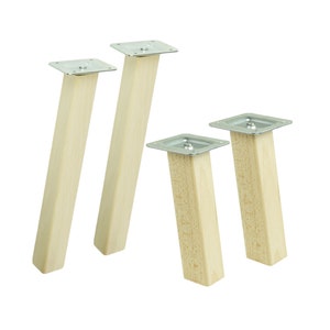 Könnte beinhalten: Vier Holzbeine für Möbel mit Metallplatten. Die Beine sind abgewinkelt und haben eine helle Holzoptik.