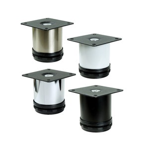 Könnte beinhalten: Vier Möbelbeine in verschiedenen Ausführungen: Silber, Weiß, Chrom und Schwarz. Jedes Bein hat eine quadratische Basis und einen zylindrischen Schaft.