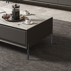 Può includere: Un soggiorno moderno con un tavolino da caffè in pelle grigia con piano in marmo. Il tavolino ha due cassetti e si trova su un tappeto grigio. Un mobile TV in pelle grigia abbinato con piano in marmo si trova sullo sfondo.