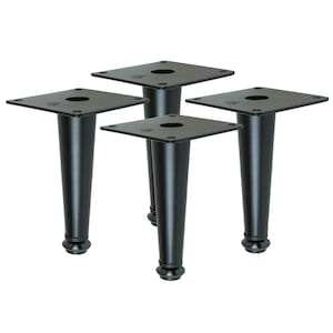 Op de afbeelding: Vier zwarte metalen meubellepoten met vierkante bases. Elke poot is ongeveer 15 cm hoog.
