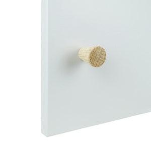 Ein kegelförmiger Knauf aus Buchen oder Eichenholz, bestimmt für den Einbau in Möbel, Ersatz für IKEA-Möbel, moderner Naturknauf. Eiche Roh
