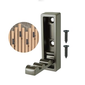 Può includere: Un gancio per cappotti da parete in metallo color bronzo con un braccio pieghevole. Il gancio è progettato per essere montato su una parete con due viti. Le viti sono incluse e sono nere.