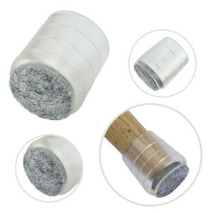 Könnte beinhalten: Transparente Möbelbein-Schützer aus Kunststoff mit grauen Filzböden. Die Schützer sind so konzipiert, dass sie über Möbelbeine geschoben werden, um Böden vor Kratzern zu schützen. Das Bild zeigt mehrere Ansichten der Schützer, darunter eine auf einem Holzbein.