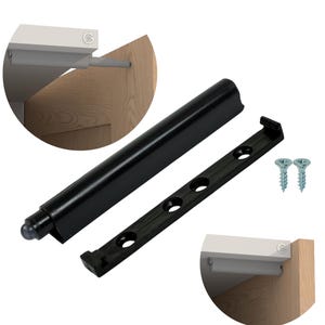 Può includere: Un meccanismo nero a spinta per l'apertura di ante di armadi, con staffa di montaggio e viti. Il meccanismo è cilindrico con una punta arrotondata. Due primi piani mostrano il meccanismo installato.