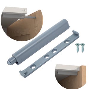 Könnte beinhalten: Grauer Schranktür-Dämpfer mit sanftem Schließen, mit einer grauen Kunststoff-Montageplatte und zwei silbernen Schrauben. Der Dämpfer ist so konzipiert, dass er das Schließen von Schranktüren verlangsamt.