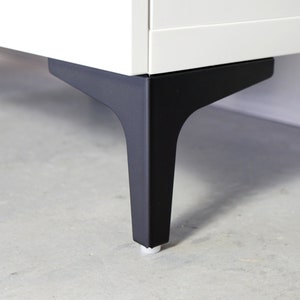 Furniture leg, black matt 10 - 17 cm furniture leg, straight, pin-shaped, steel, with mounting plate.
