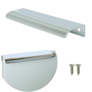 Può includere: Un set di due maniglie per armadi in cromo con un design curvo. Le maniglie sono lunghe circa 25 cm e vengono fornite con due viti per l'installazione.