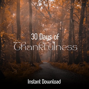 Könnte beinhalten: Eine herbstliche Waldszene mit einem Weg, der in die Ferne führt. Der Text "30 Days of Thankfulness" ist in einer dekorativen Schriftart überlagert. Darunter stehen die Worte "Instant Download".