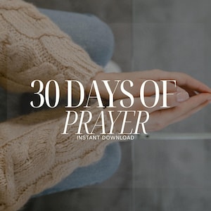 Könnte beinhalten: Das Bild zeigt den Text "30 DAYS OF PRAYER" und "INSTANT DOWNLOAD" in Weiß. Eine Person, die einen beigen Pullover trägt, hat die Hände sanft aneinander gelegt. Der Hintergrund ist ein weiches, neutrales Grau.