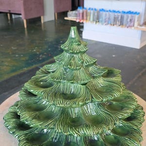 Puede incluir: Un letrero de madera rústico con el texto "Welcome to our home" en letras blancas. El letrero presenta un acabado envejecido y un diseño sencillo y acogedor, ideal para la decoración de la puerta principal.