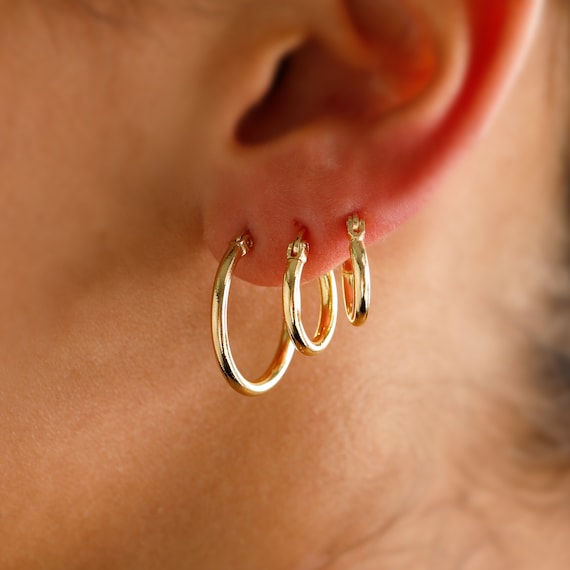 Chunky Huggie Hoop Earrings (Gold)