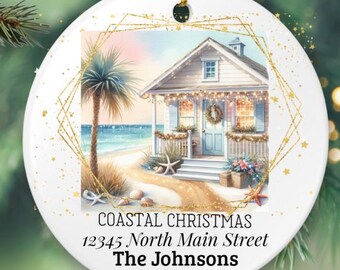 Puede incluir: Adorno navideño redondo de cerámica blanca con una escena costera de una casa en la playa, una palmera y el océano. Detalles geométricos dorados y texto: "COASTAL CHRISTMAS", "12345 North Main Street The Johnsons 2025".