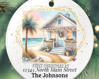 Puede incluir: Adorno navideño redondo de cerámica blanca con una escena de casa en la playa. El adorno presenta una pintura de acuarela de una casa en la playa con el texto "FIRST CHRISTMAS AT 12345 North Main Street The Johnsons 2025".