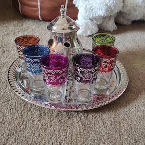 40 % RABATT (3 X 1) Marockanskt hantverk, marockanskt tekannaset i rostfritt stål, sex beldi-teglas och serveringsbricka.