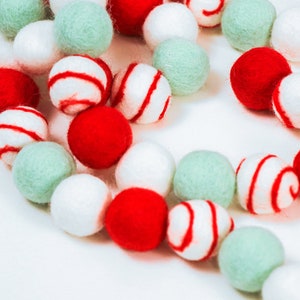 Livder Christmas Pom Poms Pompoms Red Green White Glitter Fluffy Balls, DIY  Art Crafts Decorations Supplies (4 Sizes, 900 Pieces)