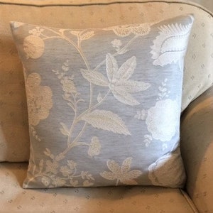"Colefax & Fowler bestickter ""Camille Silver"" Kissenbezug."