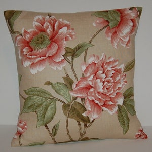 Colefax & Fowler "Giselle Coral Red/Green Kissenhülle."