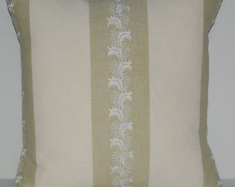 Capa de almofada bordada "Feather on Green" da Colefax & Fowler