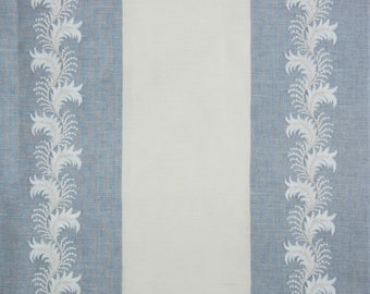 Capa de almofada retangular azul com listras de penas bordadas da Colefax & Fowler