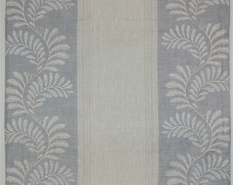 Capa de almofada bordada "Valora Blue" da Colefax & Fowler