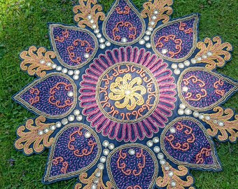 Podkładka stołowa w stylu boho z południowoazjatycką mandalą, mata ekspozycyjna, zdobiona koralikami.