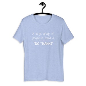 Un gran grupo de personas se llama una no gracias camisa, camisa de decir divertido, camisa introvertida, camiseta divertida, regalos para él, camiseta sarcastic imagen 5