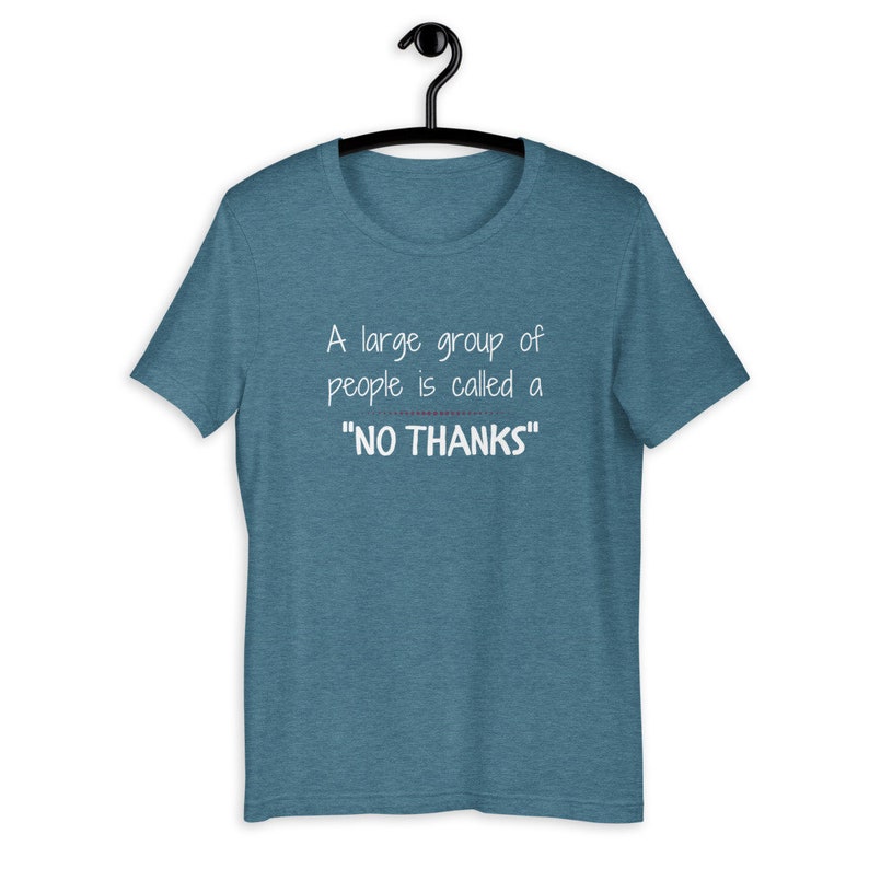 Puede incluir: Una camiseta azul turquesa con el texto "A large group of people is called a "NO THANKS""