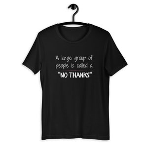Puede incluir: Camiseta negra con texto blanco que dice "A large group of people is called a "NO THANKS""