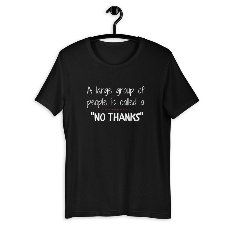 Puede incluir: Camiseta negra con texto blanco que dice "A large group of people is called a "NO THANKS""