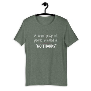 Puede incluir: Una camiseta verde con el texto "A large group of people is called a "NO THANKS""