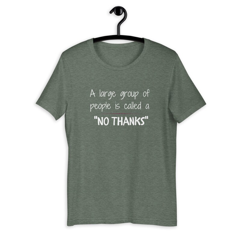 Puede incluir: Una camiseta verde con el texto "A large group of people is called a "NO THANKS""