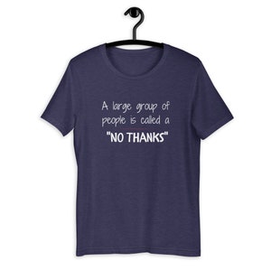 Puede incluir: Una camiseta azul marino con texto blanco que dice "A large group of people is called a "NO THANKS""