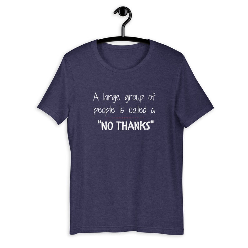 Puede incluir: Una camiseta azul marino con texto blanco que dice "A large group of people is called a "NO THANKS""