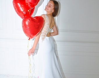 Robe de mariée ajustée en crêpe, robe de mariée, robe de mariée ajustée, silhouette crêpe élégante, robe de mariée minimaliste