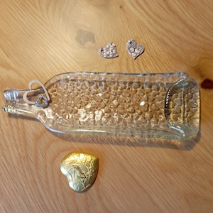 Motiv Herzen geschmolzene Weinflasche, für den Partner, die Liebste, den Muttertag oder Vatertag, zu Ostern, Fusing, Snackschale, upcycled