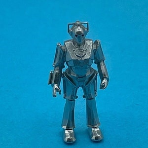 Miniature Cyber Man Robot Figurine: Hand-Painted Resin Sci-Fi Decor