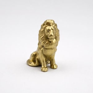 Miniatura de adorno de jardín de león sentado, figura de animal diminuta, decoración para casa de muñecas, accesorio para diorama, estatua, arquitectura monumental.
