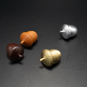 ミニチュア樹脂製どんぐり：手描きドールハウスアクセサリー