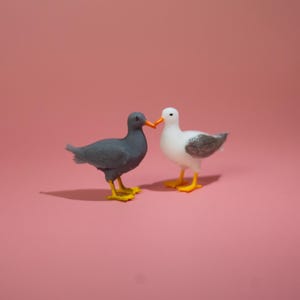 Miniature Seagull Figurine: Hand-Painted Resin Dollhouse Decor