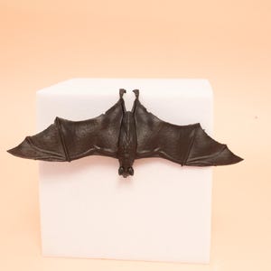 愛らしい吊り下げられた翼を広げたコウモリ 幅6cm ミニチュア、小さな動物の置物、ドールハウスの装飾、ジオラマのアクセサリー、哺乳類、野生動物、幽霊