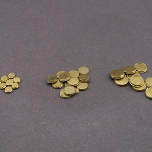 Miniature gold coin replicas – dollhouse treasure decor – tiny collectible props – diorama accent