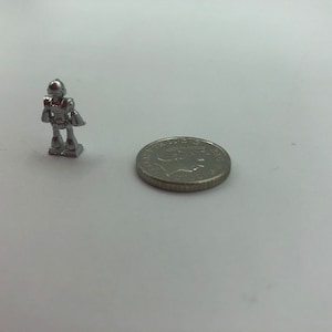 Miniature Iron Giant Silver Robot - Sci-Fi Collectible Figurine, Handcrafted Robot Decor, Futuristic Desk Accessory.
